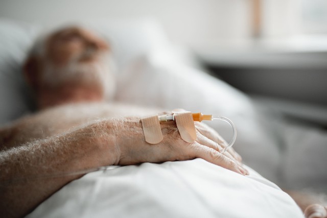 Śmiertelność pacjentów leczonych w szpitalach zależy nie tylko od ich wieku