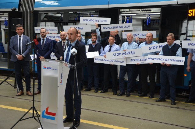 Ustawa o nadaniu motorniczym tramwajów i kierowcom autobusów statusu funkcjonariusza publicznego czeka już tylko na podpis prezydenta. Nowela obejmuje także maszynistów. O zmiany zabiegały MPK Wrocław i MZK Jelenia Góra. Przepisy jednak nie dotyczą kontrolerów biletów. Co będzie grodzić za napaść na kierowcę autobusu czy tramwaju?