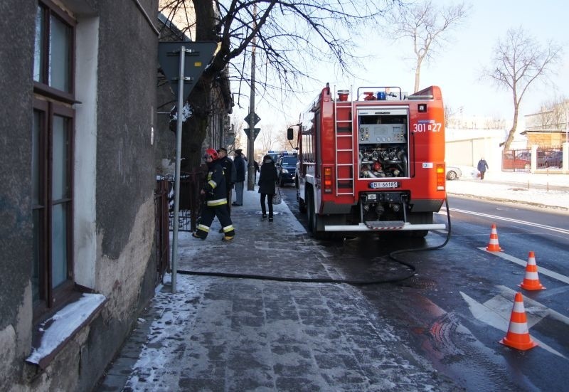 Strażacy wyprowadzili z płomieni dwie osoby.