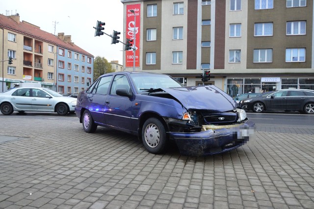 Do zderzenia dwóch samochodów fiata i daewoo doszło na ulicy Zwycięstwa przy Ratuszu. Na miejscu jest policja, która wyjaśnia okoliczności tego zdarzenia. Dwa samochody zostały uszkodzone. Na szczęście nikt nie został ranny w tym zdarzenia. Tragiczny wypadek w Koszalinie na ulicy Bohaterów Warszawy
