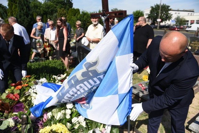 Rodzina, przyjaciele, ludzie sportu, władze miasta i mieszkańcy Torunia pożegnali we wtorek Andrzeja Chmarzyńskiego. Reprezentant Polski w koszykówce i wieloletni zawodnik toruńskich klubów koszykarskich zmarł 20 czerwca w wieku 74 lat. Uroczystości pogrzebowe odbyły się w kościele św. Józefa w Toruniu.Andrzej Chmarzyński - profesor UMK, były koszykarz AZS Toruń, uczestnik mistrzostw świata w 1967 roku. W barwach toruńskich Twardych Pierników grał przez siedem lat od 1963 do 1969 (najwyższe miejsce 6.). W wieku 22 lat pojechał z reprezentacją na MŚ do Urugwaju. Zagrał tam w jednym meczu, a drużyna zajęła najwyższe w swojej historii 5. miejsce. Sportu nie zostawił po zakończeniu kariery. Przez wiele lat pracował w Zarządzie toruńskiego AZS-u, w latach 1979-1985 był prezesem przez trzy kadencje.Ukończył studia chemiczne na Uniwersytecie Mikołaja Kopernika w Toruniu i obronił tam również pracę doktorską. Pracę na Wydziale Chemii UMK Andrzej Chmarzyński rozpoczął w 1968 r. Pracował kolejno: w latach 1968 – 1970 jako asystent w Katedrze Chemii Fizycznej, w latach 1970-1971 jako starszy asystent w Zakładzie Chemii Analitycznej, w latach 1972 – 1990 jako adiunkt w Zakładzie Technologii Chemicznej, a od 1990 r. jako st. wykładowca w Zakładzie Chemii Środowiska i Ekoanalitycznej. Od 2003 r. prowadzi również zajęcia jako adiunkt w Wyższej Szkole Zarządzania Środowiska w Tucholi. W czasie swej pracy przebywał na uczelniach w Bratysławie, Łodzi, Oldenburgu, Swansea, Leeds, Graz. Otrzymywał liczne nagrody za osiągnięcia ważne dla ochrony środowiska.Jeszcze w lutym prezentował się kibicom, gdy przed meczem Polska - Holandia odbierał pamiątkową koszulkę reprezentacji, a w styczniu gościliśmy Go w Arenie Toruń, gdy wraz z innymi weteranami toruńskiego basketu odebrał przysięgę obecnych Twardych Pierników.CZEŚĆ JEGO PAMIĘCI