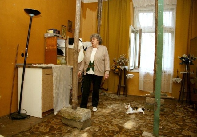 Janina Dzigman boi się przebywać w swoim mieszkaniu, gdy założono stemple do wzmocnienia stropów, nadwątlonych przez czas i wodę z akacji gaśniczej.