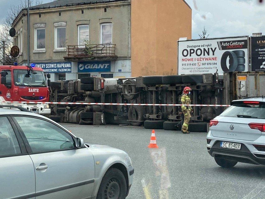 Ciężarówka przewróciła się na Rondzie Edwardsa...