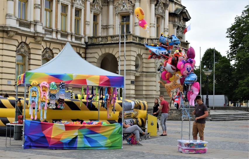 Nowy Sącz. Na rynku pojawiły się foodtrucki. Są już pierwsi klienci [ZDJĘCIA]