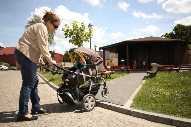 Wysokie krawężniki przy wjeździe na Podwórko Kulturalne to kłopot i dla rodziców małych dzieci w wózkach, i opiekunów osób niepełnosprawnych. 