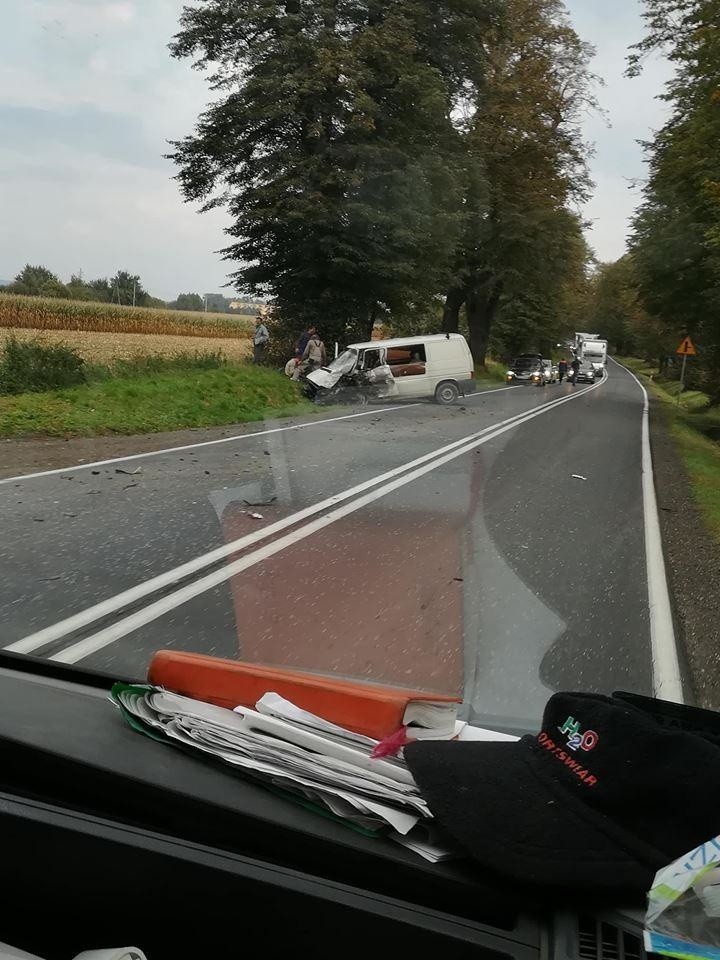 Zator. Groźnie wyglądający wypadek na drodze krajowej 44. Zderzyły się autobus z busem. Droga jest zablokowana [ZDJĘCIA]