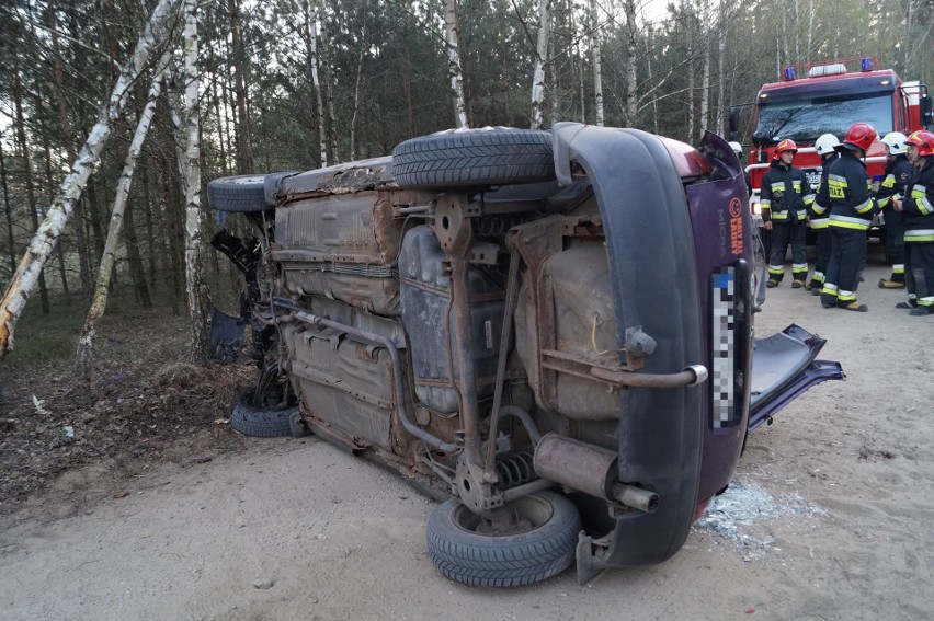 Wypadek w Piaseczni gmina Kadzidło. Kierowca uderzył w drzewo