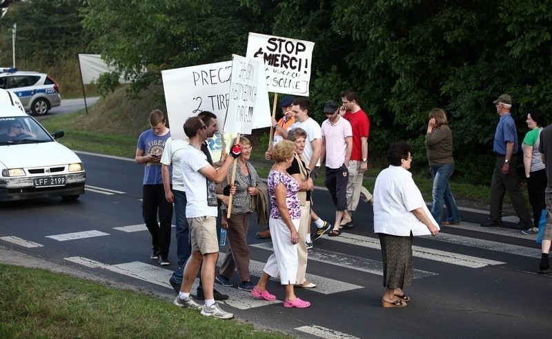 Protestujący maszerowali po przejściach dla pieszych,...