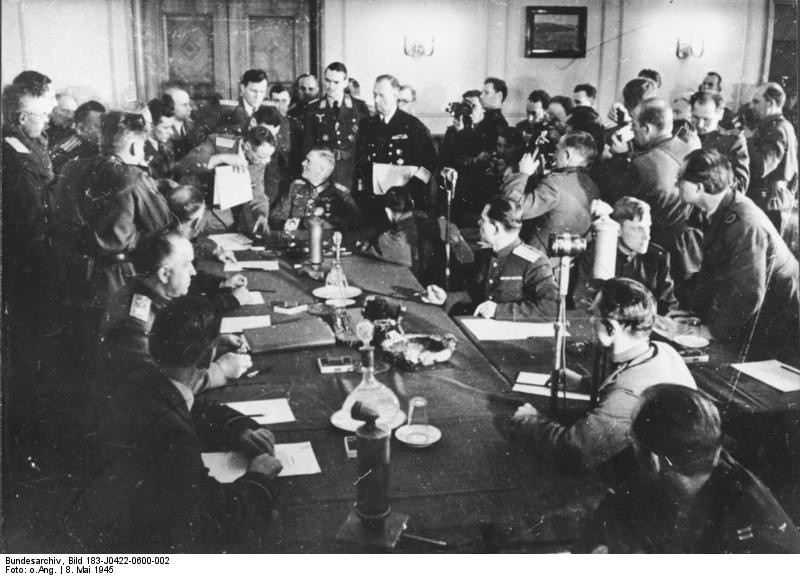Powtórne podpisanie aktu kapitulacji Niemiec w Berlinie 8...
