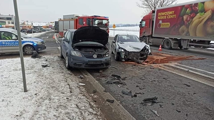Wypadek w Sędziszowie Małopolskim. Ranna została jedna osoba w wyniku zderzenia dwóch samochodów osobowych [ZDJĘCIA]