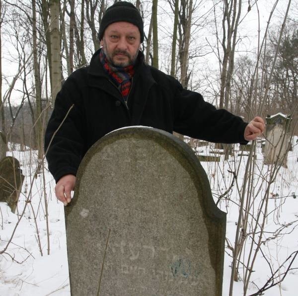 Janusz Wiszniewski w Regiopedii chce utrwalić m. in. wiedzę o żydowskich i ewangelickich  cmentarzach w Głogówku i okolicy.