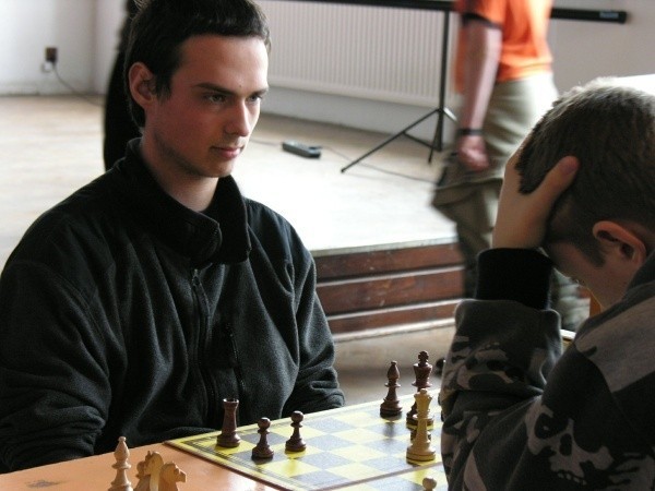 Damian Łada w pojedynku szachowym.