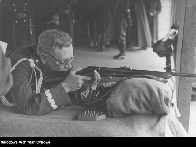 Generał brygady Franciszek Kleeberg oddaje honorowy strzał z karabinka sportowego wz. 31 (koniec lat 30.)