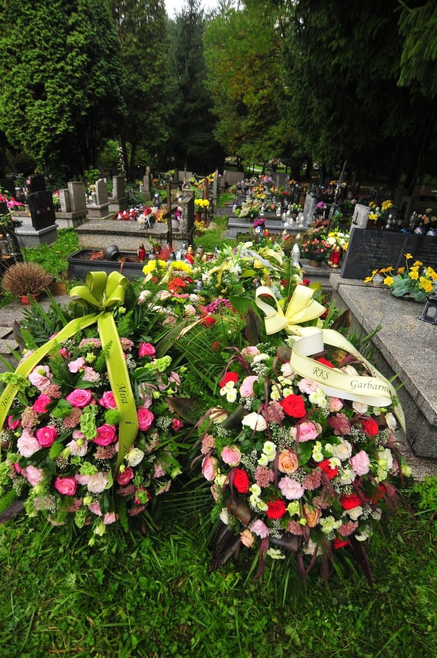 17.09.2021, Kraków: wieńce i kwiaty na grobie Józefa Polonka...