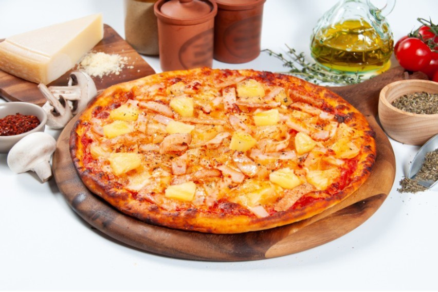 Kontrowersyjną propozycją na placek z ananasem jest pizza...