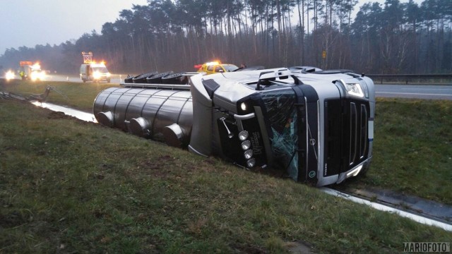 Wypadek na 242. kilometrze autostrady A4. Kierowca naczepy volvo z cysterną prawdopodobnie zasnął za kierownicą i zjechał do rowu. W cysternie było przewożone mleko. Na szczęście nikomu nic się nie stało. W miejscu wypadku nie ma poważnych utrudnień.