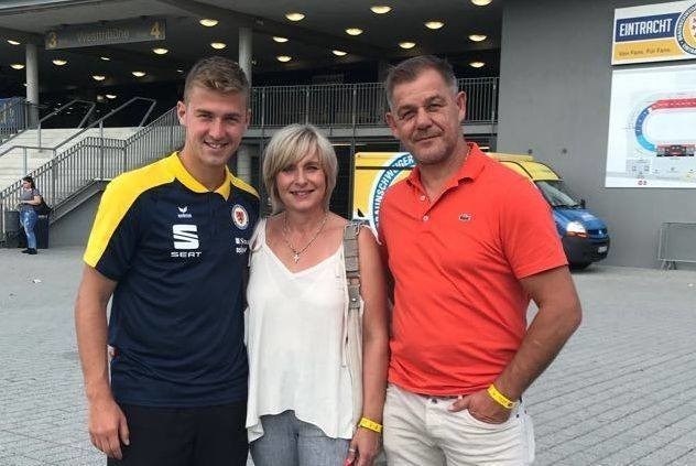 Martin Kobylański z rodzicami - Joanną i Andrzejem, byłym utytułowanym piłkarzem, reprezentantem Polski, wicemistrzem olimpijskim z Barcelony.