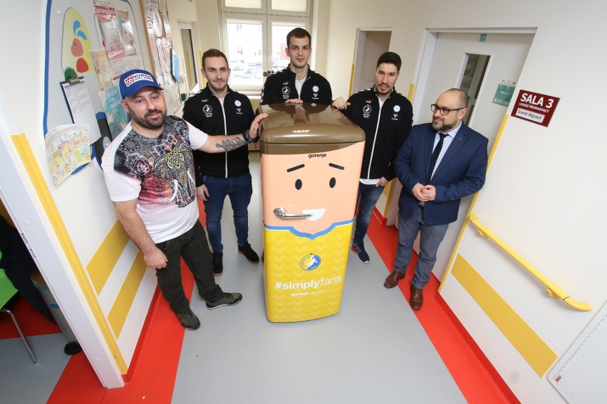 Piękny prezent - lodówka w barwach PGE VIVE Kielce, trafił do chorych dzieci w kieleckim szpitalu
