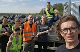 Wiosenne sprzątanie naszej Ojczyzny w gminie Kazimierza Wielka. Do akcji włączyło się ponad 50 osób z wielu miejscowości. Zobaczcie zdjęcia