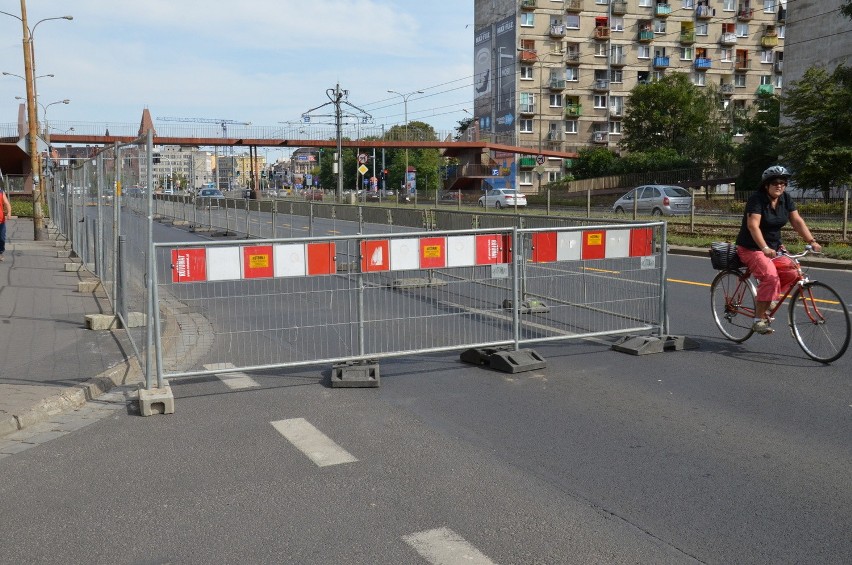 Zamknięty jeden pas na Legnickiej. Powstanie na nim ścieżka rowerowa (ZDJĘCIA)