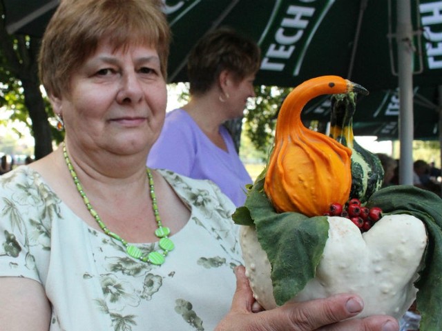 Dynie są bardzo łatwe w uprawie. Sadzę je od 15 lat, największe owoce osiągają nawet 80 kg - mówi Wiesława Szal.