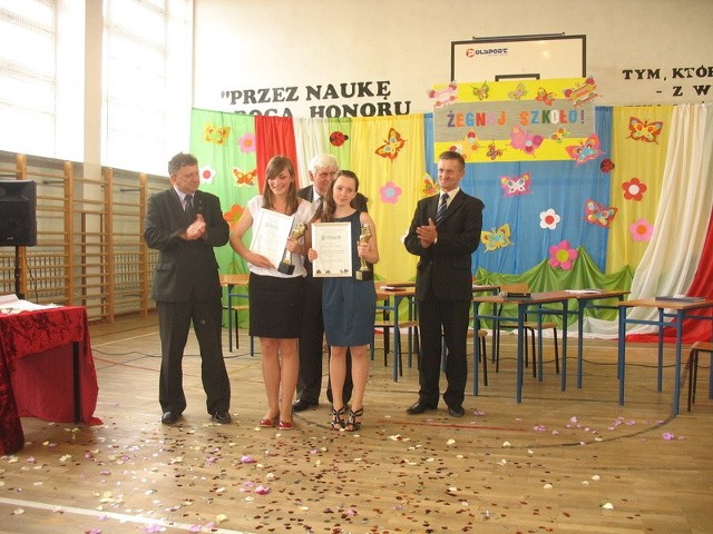 Wyróżnione uczennice Milenę Mijas i Natalię Bernacką nagrodzili burmistrz Wojciech Furmanek, dyrektor Julian Wrona i przewodniczący Rady Miejskiej Ludwik Kubicki.