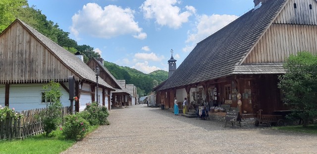 Skansen w Sanoku warto odwiedzić nie tylko dlatego, że jest największy. Niespełna 200 obiektów, pokazuje w jakiejś mierze życie dawnych Bojków, Łemków, Dolinian, Pogórzan Wschodnich i Zachodnich (są podzielone sektory). To chaty, cerkwie, obiekty gospodarcze, zakłady rzemieślnicze, dwór. Jest nawet sektor naftowy. 