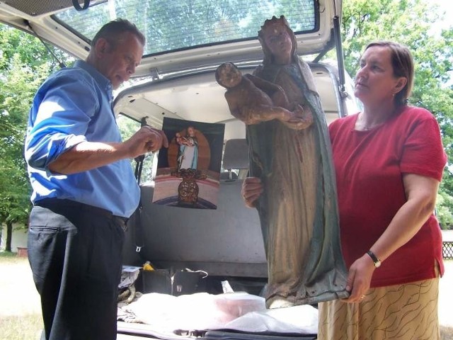 Piotr Stanik i Dorota Szulc wnoszą do kościoła św. Anny odzyskaną figurkę Matki Boskiej z Dzieciątkiem.
