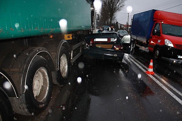 Po zderzeniu ciężarówki z volvo, kierowca auta osobowego trafił z obrażeniami do szpitala.