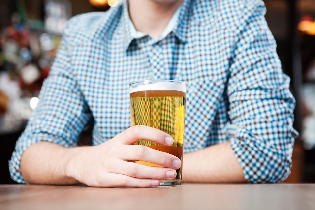 Naukowcy zaobserwowali, że wystarczy już jedno piwo dziennie, aby doszło do trwałych uszkodzeń w tkance mózgowej.