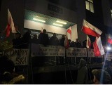 Manifestacja przed budynkiem TVP Szczecin [ZDJĘCIA]