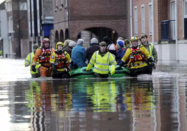 Fatalna pogoda utrzymująca się na Wyspach Brytyjskich doprowadziła do licznych podtopień i rozległych powodzi na terenie Anglii, Szkocji i Walii. W Wielkiej Brytanii obowiązuje około 300 alertów i ostrzeżeń powodziowych, z czego aż 22 są najwyższego stopnia. Uszkodzonych zostało kilka tysięcy nieruchomości. Konieczna była ewakuacja ludności.Żołnierze oraz członkowie ekip ratunkowych pomagają ewakuować ludność z zalanych miejsc. Zalane zostały niektóre obszary Anglii, Szkocji oraz Walii.