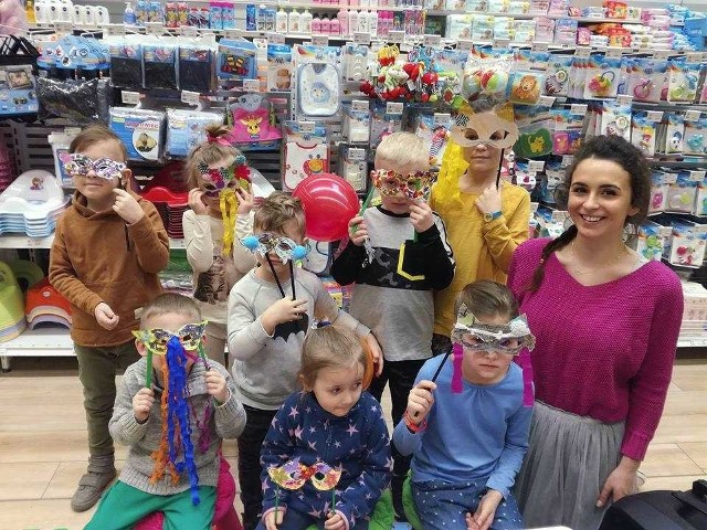 Podczas Akademii Dziecięcych Rozmaitości, która odbyła się w radomskim E.Leclerc, dzieci wykonały karnawałowe maski.