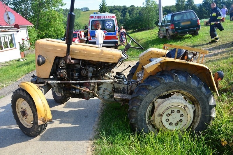 W Bałuciance, w powiecie krośnieńskim, 86-latek wpadł pod koła ciągnika rolniczego. Śmigłowcem został przetransportowany do szpitala