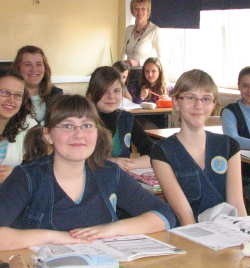 Ewelina Glinka i Aleksandra Herman (od lewej w pierwszej ławce), szóstoklasistki z "jedynki&#8221;, tak jak większość uczniów z ich klasy, wiedzą, że są dobrze przygotowane do sprawdzianu