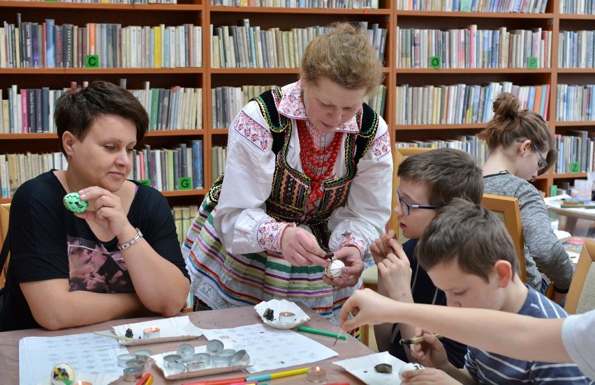 Jak się robi pisanki? Można się było nauczyć na warsztatach  (ZDJĘCIA)