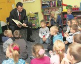 Prokurator rejonowy czyta przedszkolakom bajki