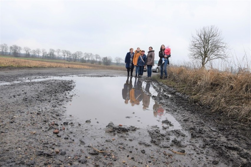 Mieszkańcy Dobroszowa Małego od lat walczą w starostwie o...