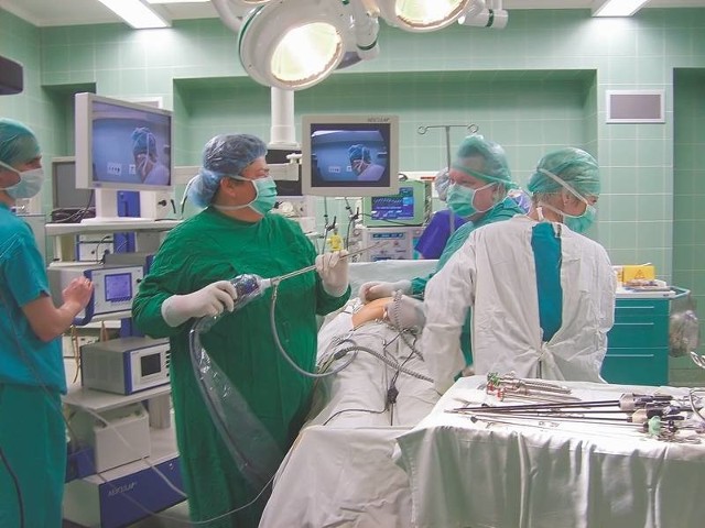 Zbigniew Jaskóła (z prawej), prezes fundacji im. Księżnej Doroty jest chirurgiem i kupuje sprzęt, służący m.in. na bloku operacyjnym. Na zdjęciu z Ewą Beldą, podczas zabiegu.