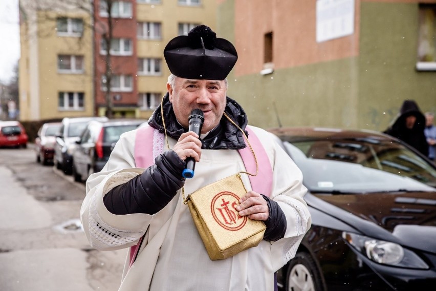 Ksiądz ruszył na epidemiczną kolędę. Ludzie czekali w oknach i na balkonach