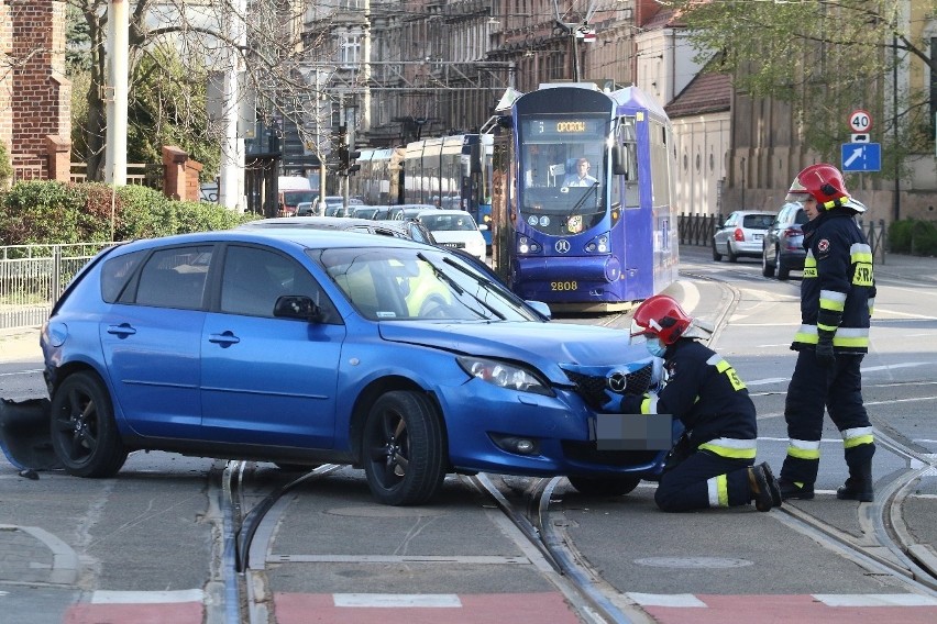 Wypadek trzech samochodów na pl. Wróblewskiego. Zablokowane torowisko 