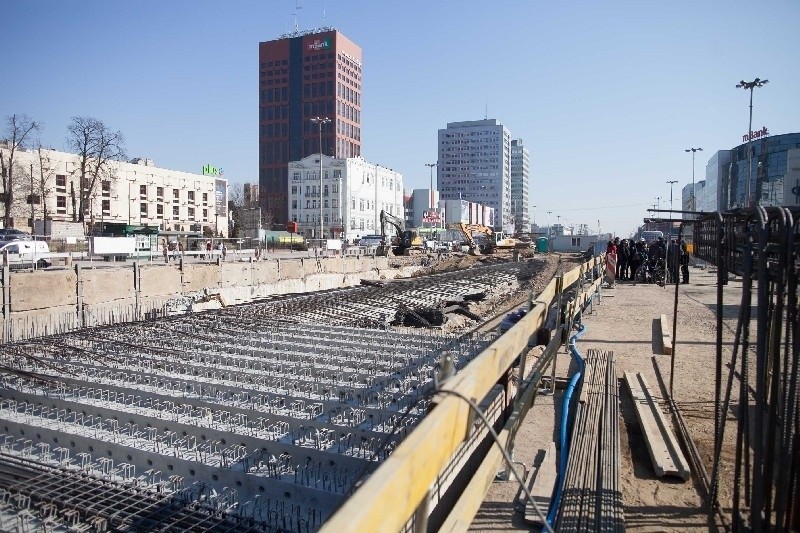 Budowa trasy W-Z: Kładą strop nad tunelem