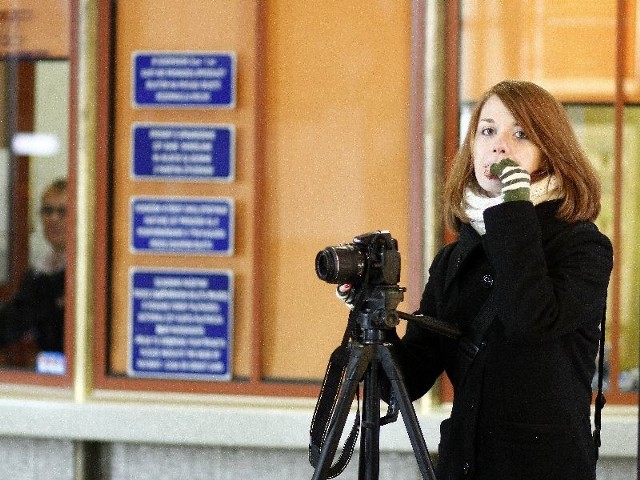 Anna Szewczyk fotografuje dworzec PKP