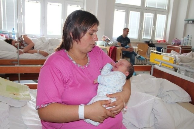 Aleksander Mamajek, syn Doroty i Marka z Łysych urodził się 16 września. Ważył 4250 g, mierzył 59 cm. W domu czeka na niego sześcioletni brat Kacper. Na zdjęciu z mamą