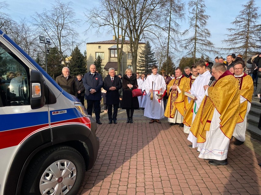 Nowa karetka dla pogotowia w Białobrzegach została poświęcona w czasie mszy w kościele parafialnym