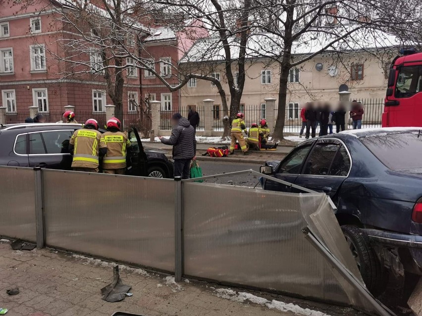 Wypadek na ul. Krakowskiej w Przeworsku. Pijany kierowca BMW uderzył w volkswagena tiguana. Do szpitala zabrano 4 osoby! [ZDJĘCIA]