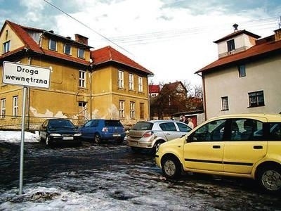 To miejsce w Harbutowicach (po lewej: budynek starej szkoły) ma stać się "sercem" wsi Fot. Katarzyna Hołuj