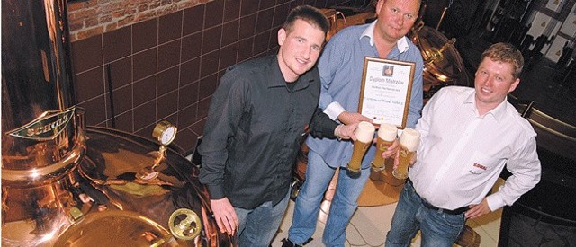 Piwowarzy Piotr Klimczak (w białej koszuli) i Mikołaj Kowalczyk (w czarnej koszuli) oraz współwłaściciel Artur Piątek Minibrowaru są fanami pszenicznego piwa. 