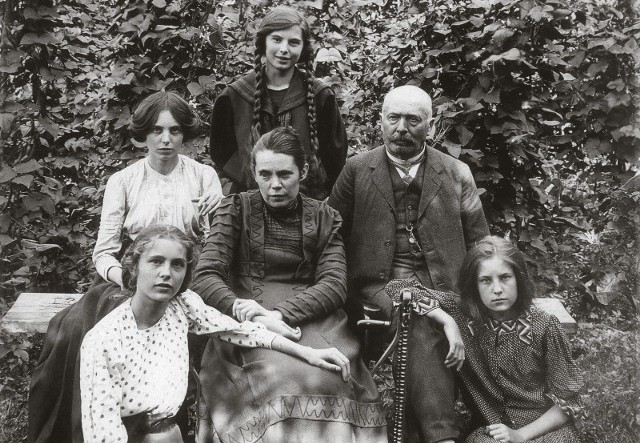 Antonina i Józef Reichertowie z córkami: Janiną (trzyma rękę na kolanach matki), Eleonorą, Marią i Felicją (przed ojcem) podczas wakacji w Dębinie, rok 1910 lub 1911.