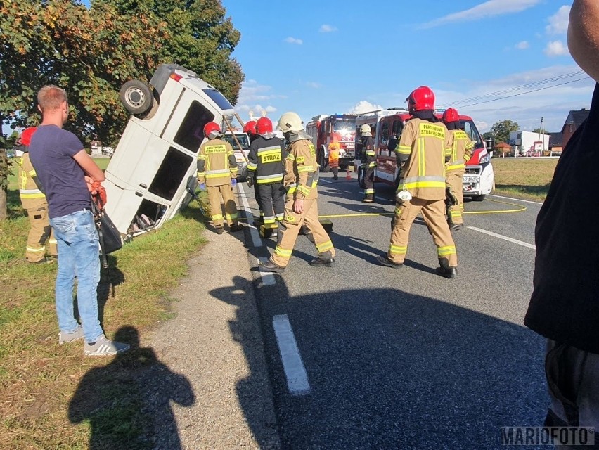 Wypadek w Bierdzanach. Bus wypadł z trasy i wylądował w rowie kołami do góry